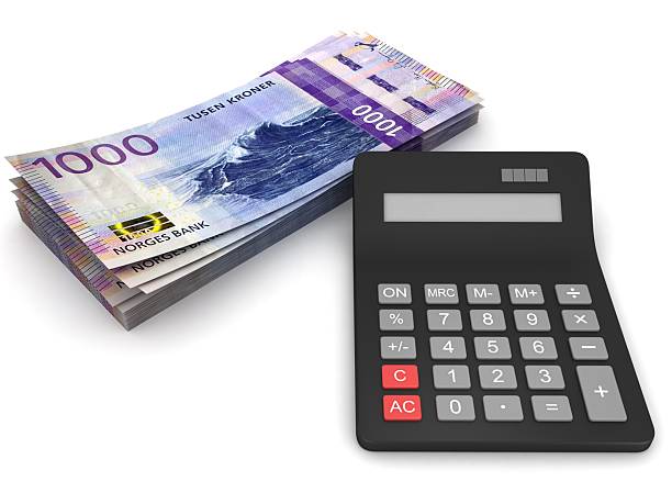 Bunke med norske 1000-kroner-sedler ved siden av kalkulator, som symboliserer kredittkortgjeld og renteberegning